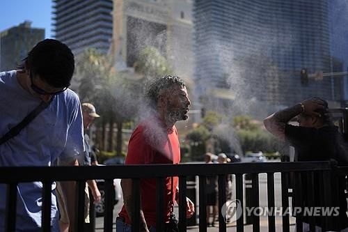 물안개에 더위를 식히는 라스베이거스 스트립의 행인