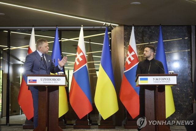 5일 피초 총리와 기자회견 하는 젤렌스키 대통령