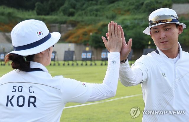 하이파이브하는 소채원과 김종호