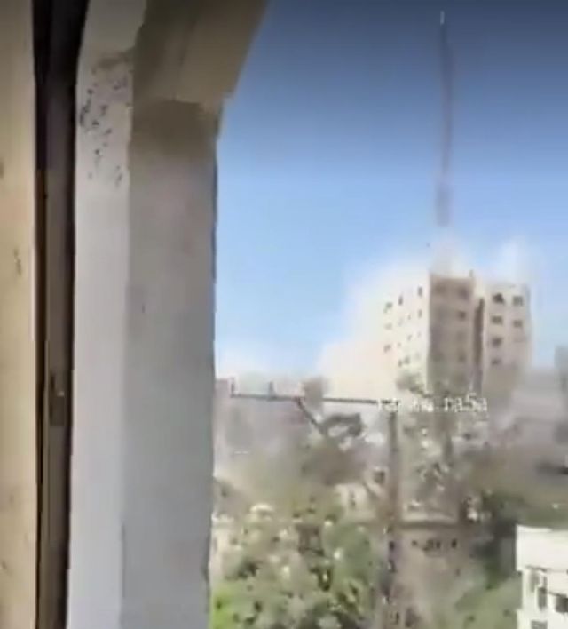 공격받아 무너지는 가자시티 고층건물 