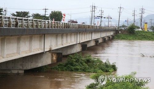홍수주의보 내려진 전주 미산교