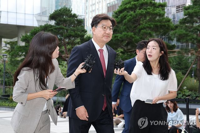 피의자 신분으로 특검 출석한 권성동 의원