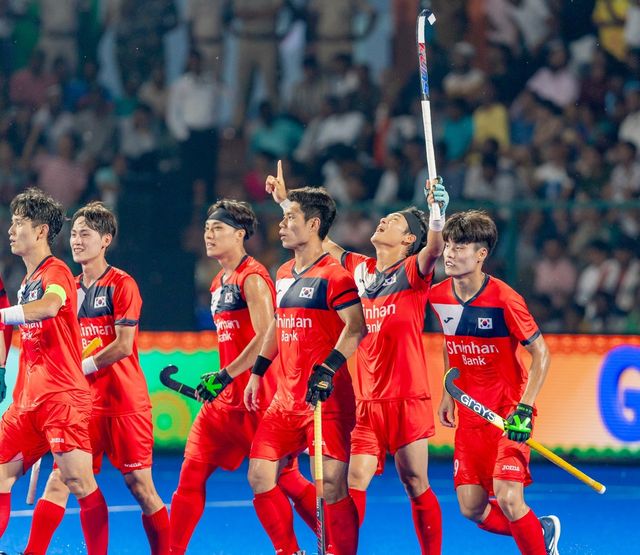 말레이시아를 꺾고 기뻐하는 한국 선수단