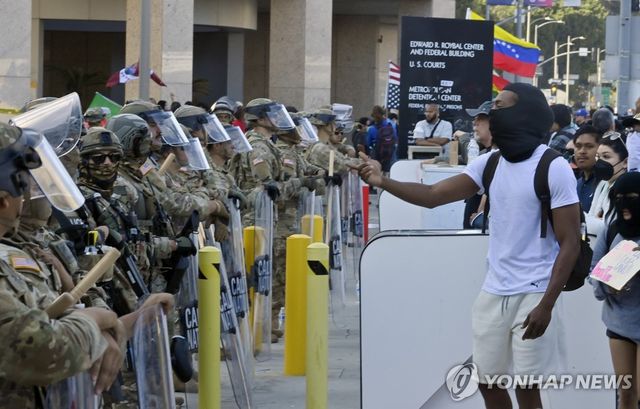 시위대와 대치중인 캘리포니아 주방위군