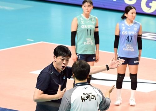 포히트 중간 랠리 판독과 관련해 항의하는 이영택 GS칼텍스 감독(앞 왼쪽) 