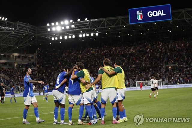 골 세리머니 하는 이탈리아 선수들.