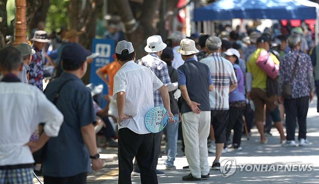 무료 급식소에 줄을 선 어르신들