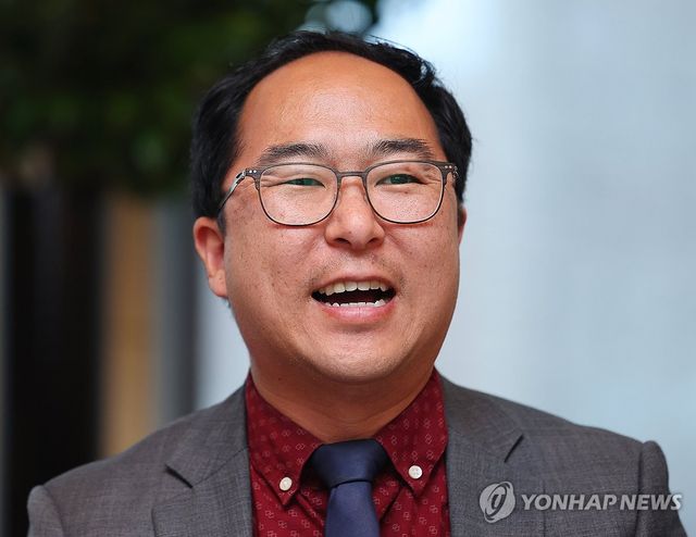 기자간담회 하는 앤디 김 미국 상원의원