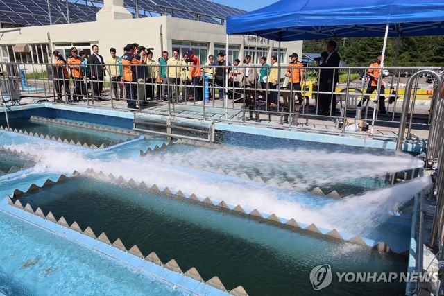 홍제정수장 운반 급수 현장점검하는 김민석 총리