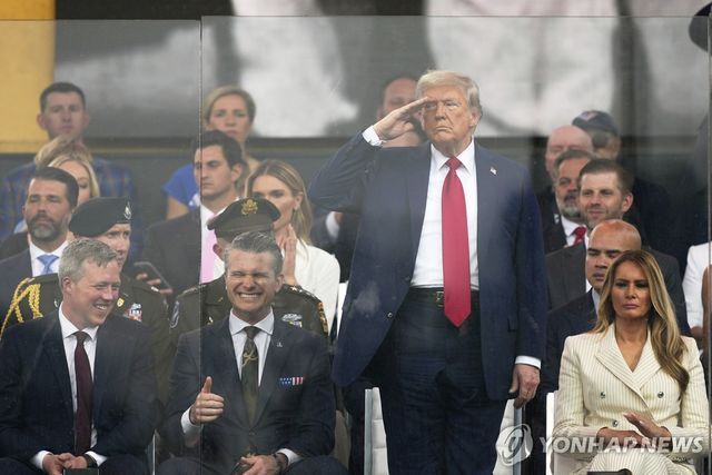 '생일' 열병식에서 군인에 경례하는 트럼프