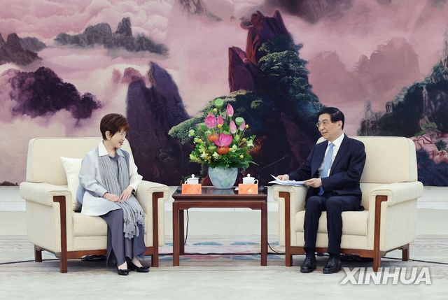 훙슈주 전 국민당 주석(좌)과 왕후닝 전국인민정치협상회의 주석(우)