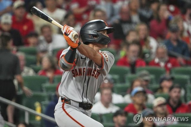 4회 선두타자로 안타를 때린 이정후