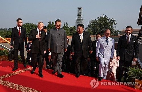 열병식장으로 나란히 이동하는 푸틴, 시진핑, 김정은