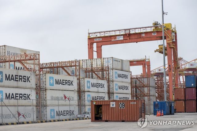 에콰도르 과야킬 항구의 컨테이너