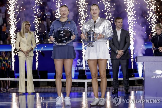 준우승 아니시모바(왼쪽)와 우승 사발렌카