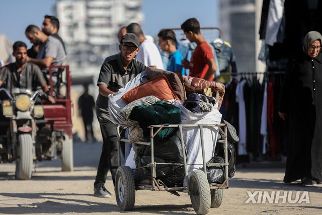가자지구에서 피란길 떠나는 주민들