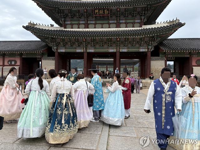 "날씨는 흐려도 관광은 해야지"… 경복궁에 한복 입고 모인 외국인 관광객들