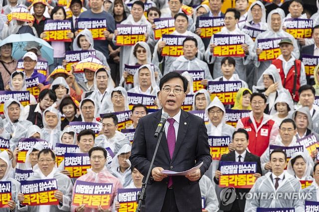특검 수사 규탄 연설하는 송언석 원내대표