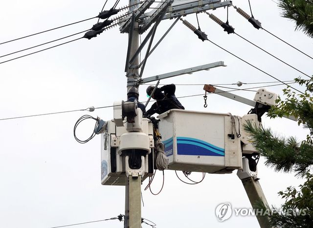 폭우로 아파트 단전…비상 전력 지원