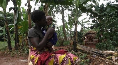 우간다에서 엄마가 아기 달래는 것을 촬영한 영상