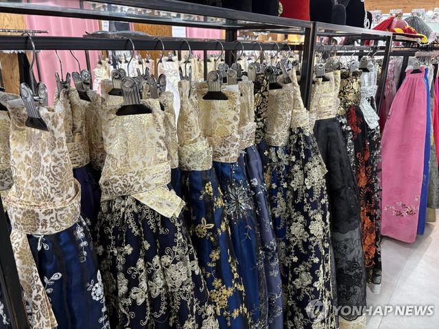 치마 위 화려하게 수 놓인 금박 무늬