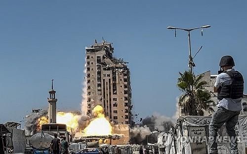 5일(현지시간) 가자시티 알무슈타하타워가 공습당하는 순간