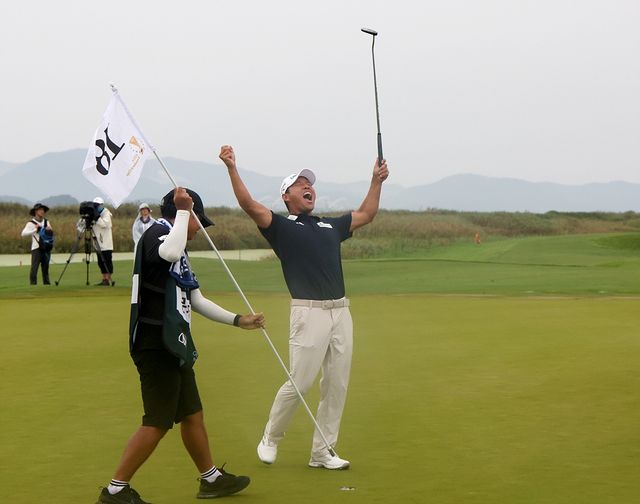 우승 퍼트를 넣고 포효하는 문도엽.