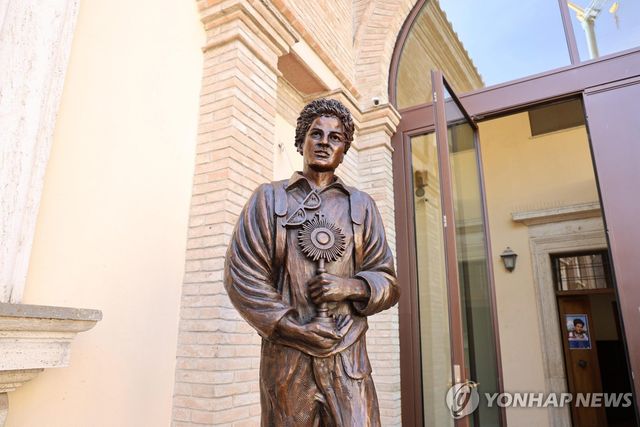 아시시에 설치된 아쿠티스의 동상