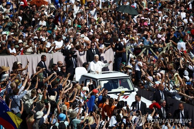 7일 시성식 후 포프모빌 타고 이동하는 레오 14세