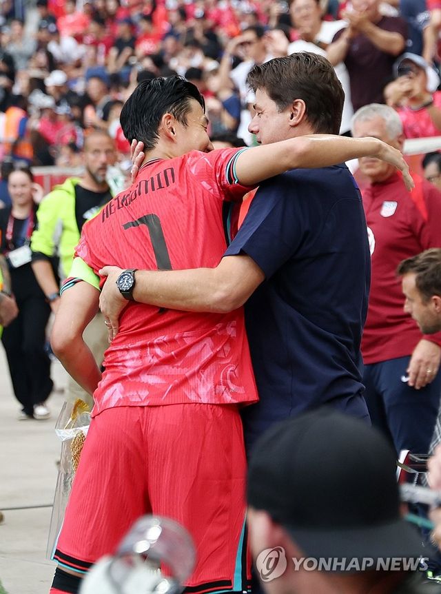 경기 전 인사 나누는 손흥민-포체티노