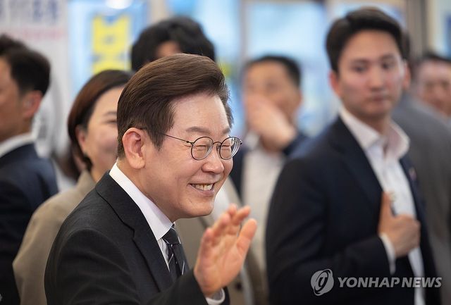 이재명 대통령, 인천 용현시장 방문