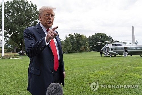 취재진과 문답 나누는 도널드 트럼프 미국 대통령