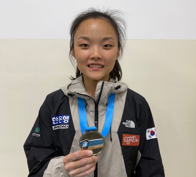 은메달을 목에 건 서채현