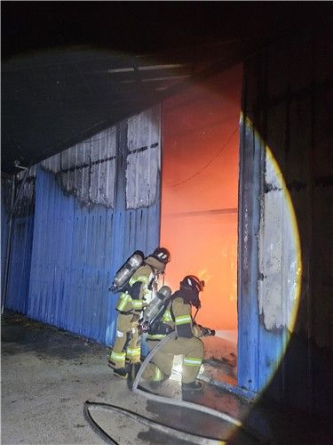 상주 곶감 건조장 화재 진화하는 소방대원