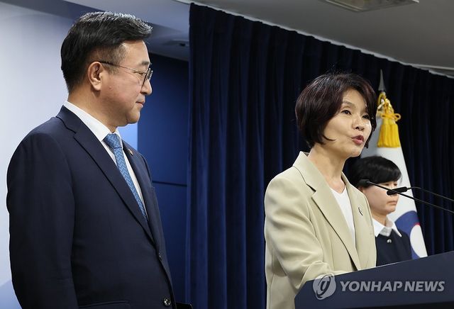 정부조직 개편방안 발표하는 윤호중 장관과 한정애 정책위의장