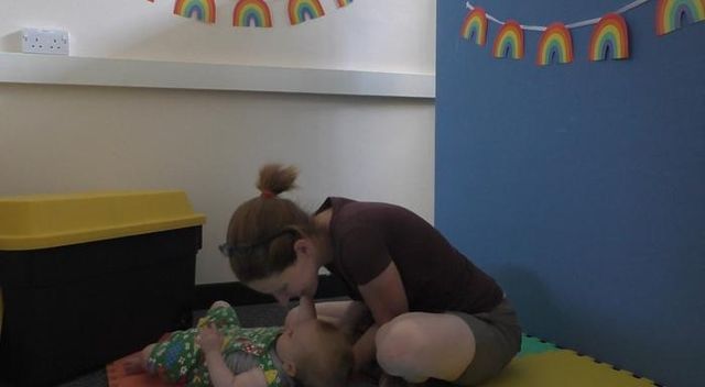 영국에서 엄마가 아기 달래는 것을 촬영한 영상