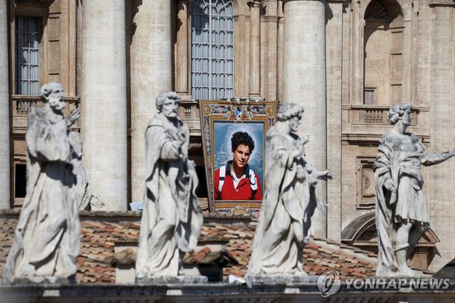 7일(현지시간) 바티칸 성베드로 대성전에 걸린 아쿠티스 태피스트리