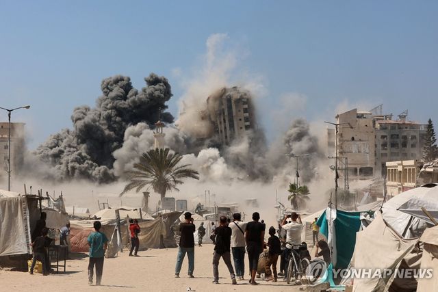 가자시티 대피령 이후 이스라엘이 건물 파괴시키는 모습