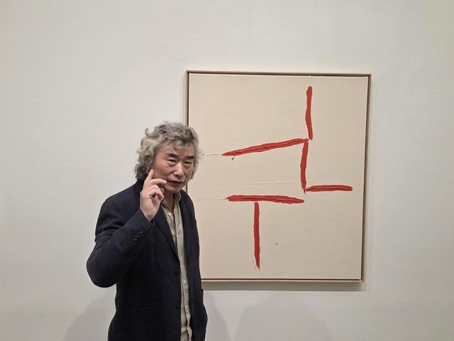 작품 설명하는 남춘모 작가