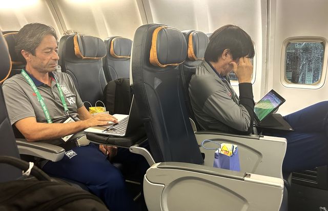 7일(한국시간) 미국과의 평가전 마치고 전세기 편으로 내슈빌로 이동하며 경기 분석하는 홍명보 감독(앞)과 주앙 아로수 코치[대한축구협회 제공. 재판매 및 DB 금지]