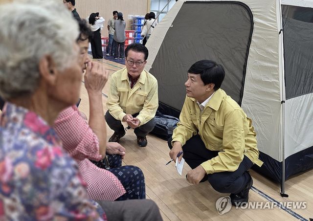 호우 피해 주민 만난 민주당 이성윤 의원