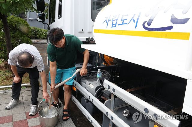 폭우로 아파트 단수…비상 급수