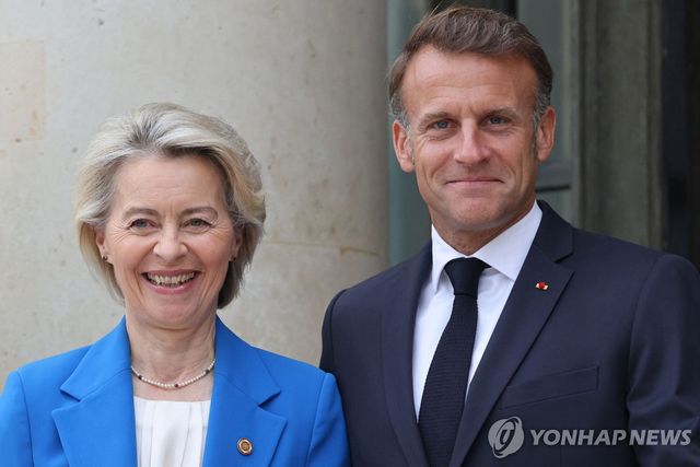 우르줄라 폰데어라이엔(왼쪽), 에마뉘엘 마크롱