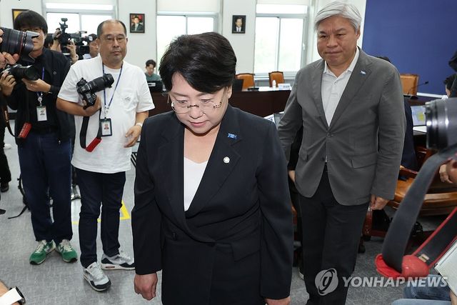 조국혁신당 '성 비위 사건' 사과…지도부 총사퇴