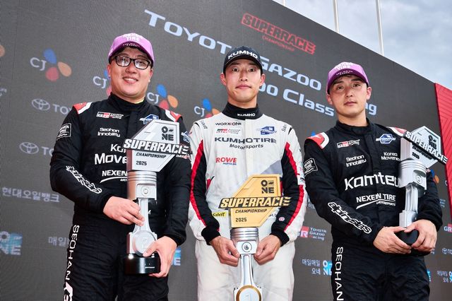 시상대에 오른 김중군, 노동기, 정의철(왼쪽부터)