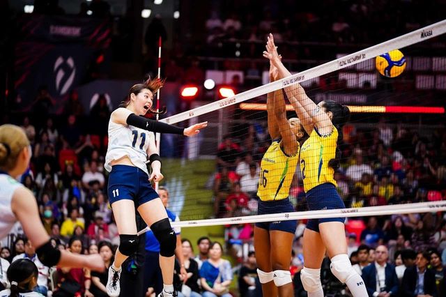 브라질과 일본의 세계여자배구선수권 경기 장면