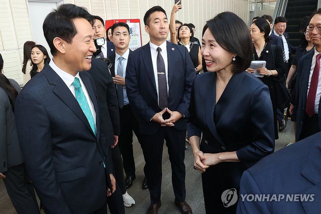 인사하는 오세훈 시장-김혜경 여사