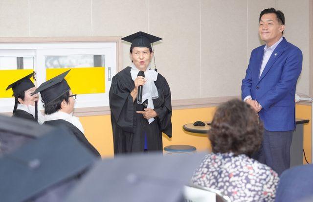 소감 발표하는 수원제일평생학교 졸업생