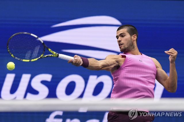 포핸드 날리는 알카라스