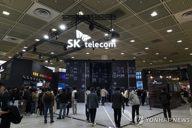 월드 IT 쇼의 SK텔레콤 전시관